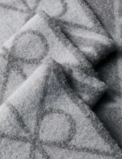 EMBLEM AOP BRUSHED HW SCARF - Halsdukar