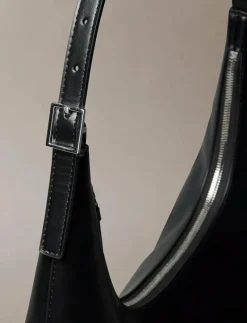 EMBLEM HW LTHR SHOULDER BAG - Handväskor