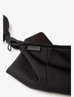 Kivu Small Sleek Nylon Black - Magväskor