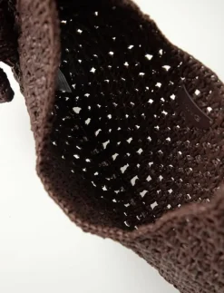 Natural fibre shoulder bag with flower charm - Axelremsväskor