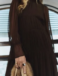 Ruffled dress with puffed sleeves - Midiklänningar